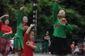 中国・安徽省で中高年に混ざり、広場ダンスをする女の子（2017年8月3日撮影）。(c)CNS/張婭子