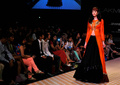 インド・ムンバイ（Mumbai）市内で開催されたラクメ・ファッション・ウィーク（Lakme Fashion Week）で発表された、デザイナーArchana Kochharの13年秋冬コレクション（2013年8月27日撮影）。(c)AFP