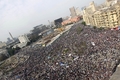 エジプト・カイロ（Cairo）のタハリール（Tahrir）広場に「百万人の行進」のために集まった大群衆（2011年2月1日撮影）。(c)AFP/KHALED DESOUKI