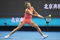 テニス、中国オープン、女子シングルス4回戦。リターンを打つ鄭欽文（2024年10月2日撮影）。(c)GREG BAKER / AFP