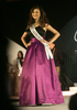 2009年ミス・ユニバース（Miss Universe）のマレーシア代表最終選考会が30日、クアラルンプール（Kuala Lumpur）で開催され、Joanne Belle Ng Li Vunさんが代表に選ばれた。Joanne Belle Ng Li Vunさんは8月にバハマ（Bahamas）で開催される世界大会に出場する。写真は、最終選考会中のJoanne Belle Ng Li Vunさん（2009年5月30日撮影）。(c)AFP/KAMARUL AKHIR