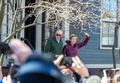米マサチューセッツ州ケンブリッジの自宅で、大統領選からの撤退発表のため、夫と共に姿を現したエリザベス・ウォーレン上院議員（2020年3月5日撮影）。(c)Amanda SABGA / AFP