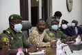 マリ・バマコで、西アフリカ諸国経済共同体(ECOWAS）の代表団との会議に出席する国民救済委員会（CNSP）のアシミ・ゴイタ大佐（左から2人目、2020年8月22日撮影）。(c)ANNIE RISEMBERG / AFP