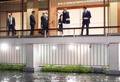 東京・元赤坂の迎賓館で、池のコイに餌をやるナレンドラ・モディ印首相（右から2人目）と岸田文雄首相（右、2022年5月24日撮影）。(c)Franck ROBICHON / POOL / AFP