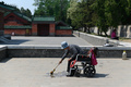 中国・北京の公園で、水を使って書道の練習をする女性（2020年4月27日撮影、資料写真）。(c)WANG ZHAO / AFP