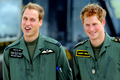 英国空軍（Royal Air Force、RAF）で訓練中のウィリアム王子（Prince William、左）とヘンリー王子（Prince Henry、2009年6月18日撮影）。(c)AFP/PAUL ELLIS
