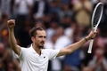 テニス、ウィンブルドン選手権、男子シングルス準々決勝。勝利を喜ぶダニール・メドベージェフ（2024年7月9日撮影）。(c)HENRY NICHOLLS / AFP
