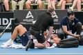 テニス、アデレード国際1、男子シングルス準々決勝。治療を受けるアレクセイ・ポピリン（2023年1月6日撮影）。(c)Brenton EDWARDS / AFP