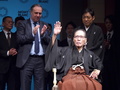 東京・新宿のパークハイアット東京で開催された「モンブラン国際文化賞（モンブラン・デ・ラ・キュルチュール - アート・パトロネージ・アワード）」の授賞式に出席した市川猿翁（Eno Ichikawa）氏（中央、2013年6月27日撮影）。(c)MODE PRESS