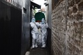 インドネシア・バンドンで、新型コロナウイルスによる死者の遺体が入ったひつぎを運ぶ医療従事者（2021年6月23日撮影）。(c)Timur Matahari / AFP