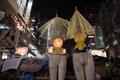 香港（Hong Kong）の旺角（Mongkok）地区で、民主派デモの参加者らが傘や道路標識などで作ったバリケード（2014年10月21日撮影）。(c)AFP/Nicolas ASFOURI