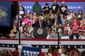 大統領就任100日目に米ペンシルベニア州ハリスバーグで開いた集会で演説するドナルド・トランプ米大統領（2017年4月29日撮影）。(c)AFP/JIM WATSON