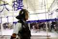 香港空港で、空港第1ターミナルを警備する警察官（2019年8月13日撮影）。(c)Manan VATSYAYANA / AFP
