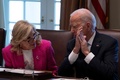 米ホワイトハウスで開かれた、がん撲滅に向けた会合に出席したジョー・バイデン大統領（右）と妻のジル夫人（2023年9月13日撮影）。(c)Jim WATSON / AFP
