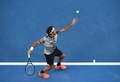 全豪オープンテニス、男子シングルス決勝。サーブを打つロジャー・フェデラー（2017年1月29日撮影）。(c)AFP/SAEED KHAN