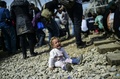移民や難民が機動隊と衝突する中、泣き出した子ども。(c)AFP/Bulent Kilic
