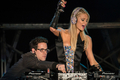 パリス・ヒルトン（Paris Hilton）が23日、ブラジル・サンパウロ（Sao Paulo）で開かれたポップ・ミュージック・フェスティバル（Pop Music Festival）でＤＪプレイを披露した（2012年6月23日撮影）。(c)AFP/Yasuyoshi CHIBA