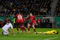 サッカードイツカップ準決勝、ザールブリュッケン対カイザースラウテルン。アルマミ・トゥーレのゴールを喜ぶカイザースラウテルンの選手（2024年4月2日撮影）。(c)Jean-Christophe VERHAEGEN/ AFP