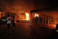 襲撃され炎上するリビア・ベンガジ（Benghazi）の米領事館（2012年9月11日撮影）。(c)AFP