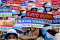 韓国・ソウルで抗議活動を行う世界平和統一家庭連合（旧統一教会）の信者ら（2022年8月18日撮影）。(c)Anthony WALLACE / AFP