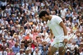 テニス、ウィンブルドン選手権、男子シングルス決勝。ガッツポーズを見せるカルロス・アルカラス（2023年7月16日撮影）。(c)Adrian DENNIS / AFP