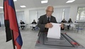 ロシアが併合を宣言したウクライナ・ドネツク州で、ロシア側が実施する地方選で投票をする人（2023年9月8日撮影）。(c)AFP