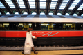 イタリアで13日に開通した高速鉄道用新線の車両「Freccia Rossa」。ミラノ中央駅に停車中。営業運転は翌14日から開始。高速化によりミラノ－ローマ間の所要時間が3時間30分に短縮される（2008年12月13日撮影）。(c)AFP/GIUSEPPE CACACE
