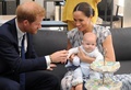 南アフリカ・ケープタウンを訪問中の、英ヘンリー王子夫妻と長男のアーチーちゃん（2019年9月25日撮影）。(c)HENK KRUGER / POOL / AFP