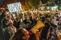 ジョージ・フロイドさん殺害の罪に問われている元警官デレク・ショービン容疑者の保釈を受け、米ミネアポリスで行われた抗議デモ（2020年10月7日撮影）。(c)Kerem Yucel / AFP