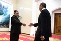 北朝鮮・平壌で行われた会談で、握手を交わすロシアのセルゲイ・ラブロフ外相（右）と北朝鮮の金正恩労働党委員長（2018年5月31日撮影）。(c)AFP PHOTO / TASS/POOL / Valery SHARIFULIN