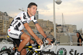 開幕を4日に控える2009ツール・ド・フランス（%%2009 Tour de France%%）の出場チームが2日、スタート地のモナコ（Monaco）で開催された公式プレゼンテーションに参加し、スキル・シマノ（%%Skil-Shimano%%）の別府史之（%%Fumiyuki Beppu%%、日本）やBBOXブイグ・テレコム（%%BBOX Bouygues Telecom%%）の新城幸也（%%Yukiya Arashiro%%、日本）らが登場した。写真は公式プレゼンテーション会場を去るサーベロ・テストチーム（%%Cervelo Test Team%%）のカルロス・サストレ（%%Carlos Sastre%%、スペイン）。（2009年7月2日撮影）（c）AFP/PATRICK HERTZOG