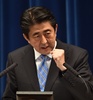 首相官邸で記者会見し、消費増税の延期と衆院解散の方針を表明する安倍晋三（Shinzo Abe）首相(2014年11月18日撮影)。(c)AFP/KAZUHIRO NOGI