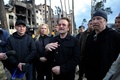 ウクライナの首都キーウ近郊イルピンの住宅地を訪れたロックバンド「U2」のボノさん（中央）とジ・エッジさん（右、2022年5月8日撮影）。(c)Genya SAVILOV / AFP