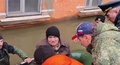 被災地から市民を非難させる救助隊。ロシア南部オルスクで。ロシア非常事態省が公開した動画からの静止画（2024年4月6日撮影、7日公開）。(c)HANDOUT / RUSSIAN EMERGENCIES MINISTRY / AFP