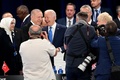 スペインの首都マドリードで開かれた北大西洋条約機構（NATO）首脳会議で、写真撮影に応じるジョー・バイデン米大統領（中央）とトルコのレジェプ・タイップ・エルドアン大統領（2022年6月29日撮影）。(c)BERTRAND GUAY / POOL / AFP