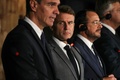 フランスのエマニュエル・マクロン大統領（中央）。キプロス・パフォスで（2024年10月11日撮影）。(c)Thomas SAMSON / AFP