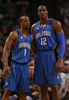 08-09NBA東カンファレンスプレーオフ準決勝、ボストン・セルティックス（%%Boston Celtics%%）対オーランド・マジック（%%Orlando Magic%%）第7戦。試合はマジックが101-82でセルティックスを下し、対戦成績を4勝3敗としてカンファレンス決勝に進出した。写真はタイムアウト中に言葉を交わすマジックのラファー・アルストン（%%Rafer Alston%%）とドワイト・ハワード（%%Dwight Howard%%）。（2009年5月17日撮影）(c)AFP/Getty Images/Elsa