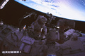 北京航天飛行制御センターのモニターに映し出された、宇宙空間に出る陳冬（ちん・とう）飛行士（2022年11月17日撮影）。(c)Xinhua News