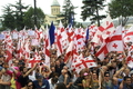 グルジア・トビリシ（Tbilisi）の議会建物前で、ミハイル・サーカシビリ（Mikheil Saakashvili）大統領の演説を聴く人びと（2008年8月12日撮影）。(c)AFP/VLADIMIR VALISHVILI