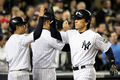 09MLBワールドシリーズ（7回戦制）、ニューヨーク・ヤンキース（%%New York Yankees%%）対フィラデルフィア・フィリーズ（%%Philadelphia Phillies%%）第6戦。試合はヤンキースが7-3で勝利し、9年ぶり27度目のワールドシリーズ制覇を果たした。写真は2回に先制2点本塁打を放ち、出迎えられるヤンキースの松井秀喜（%%Hideki Matsui%%、右）。（2009年11月4日撮影）(c)AFP/Getty Images/Jed Jacobsohn