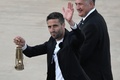 ギリシャ・アテネのパナシナイコ・スタジアムで行われたパリ五輪の聖火引継ぎ式で、聖火のランタンを手にする大会組織委員会のトニー・エスタンゲ会長（手前、2024年4月26日撮影）。(c)Angelos Tzortzinis/AFP