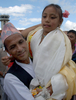 2007年7月18日、6週間の渡米からネパールの首都カトマンズ（Kathmandu）に帰り、家族に出迎えられる「クマリ」の少女Sajani Shakyaちゃん。(c)AFP/PRAKASH MATHEMA
