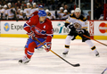 パックを運ぶカナディアンズのアレックス・コバレフ（%%Alex Kovalev%%、左）。(c)AFP/Getty Images/Phillip MacCallum