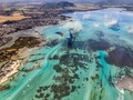 モーリシャスの上空から撮影した、貨物船わかしおから漏出した燃料が広がる海面（2020年8月8日撮影）。(c)AFP