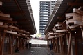 東京五輪の選手村の外で抗議を行う人たち（2021年6月20日撮影）。(c)Behrouz MEHRI/ AFP