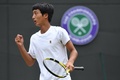 テニス、ウィンブルドン選手権、ジュニア男子シングルス決勝。ガッツポーズを見せる望月慎太郎（2019年7月14日撮影）。(c)Ben STANSALL / AFP