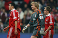 写真は、ピッチを後にするバイエルンの（左から）ルシオ（%%Lucio%%）、オリバー・カーン（%%Oliver Kahn%%）、フィリップ・ラーム（%%Philipp Lahm%%）。(c)AFP/OLIVER LANG