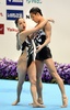 都内で開催されたシンクロナイズドスイミングの日本選手権で、混合デュエットのエキシビションに出場した足立夢実さん（左）と安部篤史さん（2015年5月4日撮影）。(c)AFP/Toru YAMANAKA