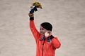 東京五輪、体操女子種目別ゆかの表彰式で、銅メダルを手に喜ぶ村上茉愛（2021年8月2日撮影）。(c)Lionel BONAVENTURE/ AFP