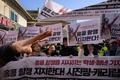 韓国・ソウルの中国大使館周辺をデモ行進し、香港の民主派デモへの連帯を示す学生たち（2019年11月19日撮影）。(c)Ed JONES / AFP